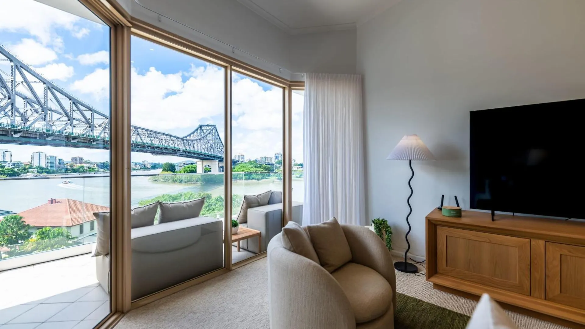 3 Bedrooms 2 Bathrooms Apartment W Parking & Pool Brisbane
