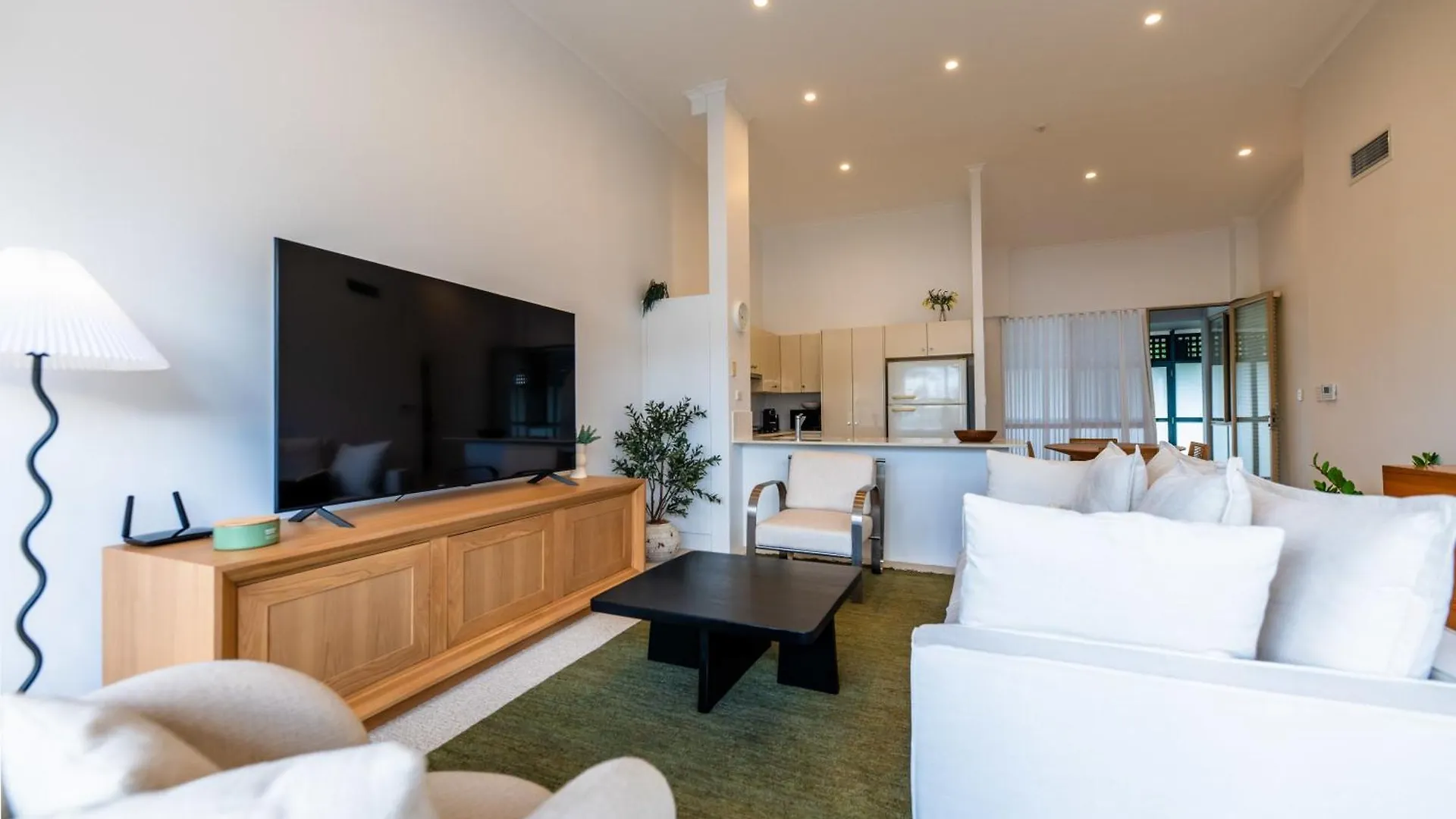 3 Bedrooms 2 Bathrooms Apartment W Parking & Pool Brisbane