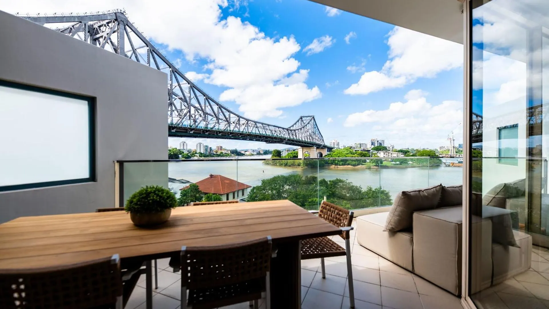 3 Bedrooms 2 Bathrooms Apartment W Parking & Pool Brisbane