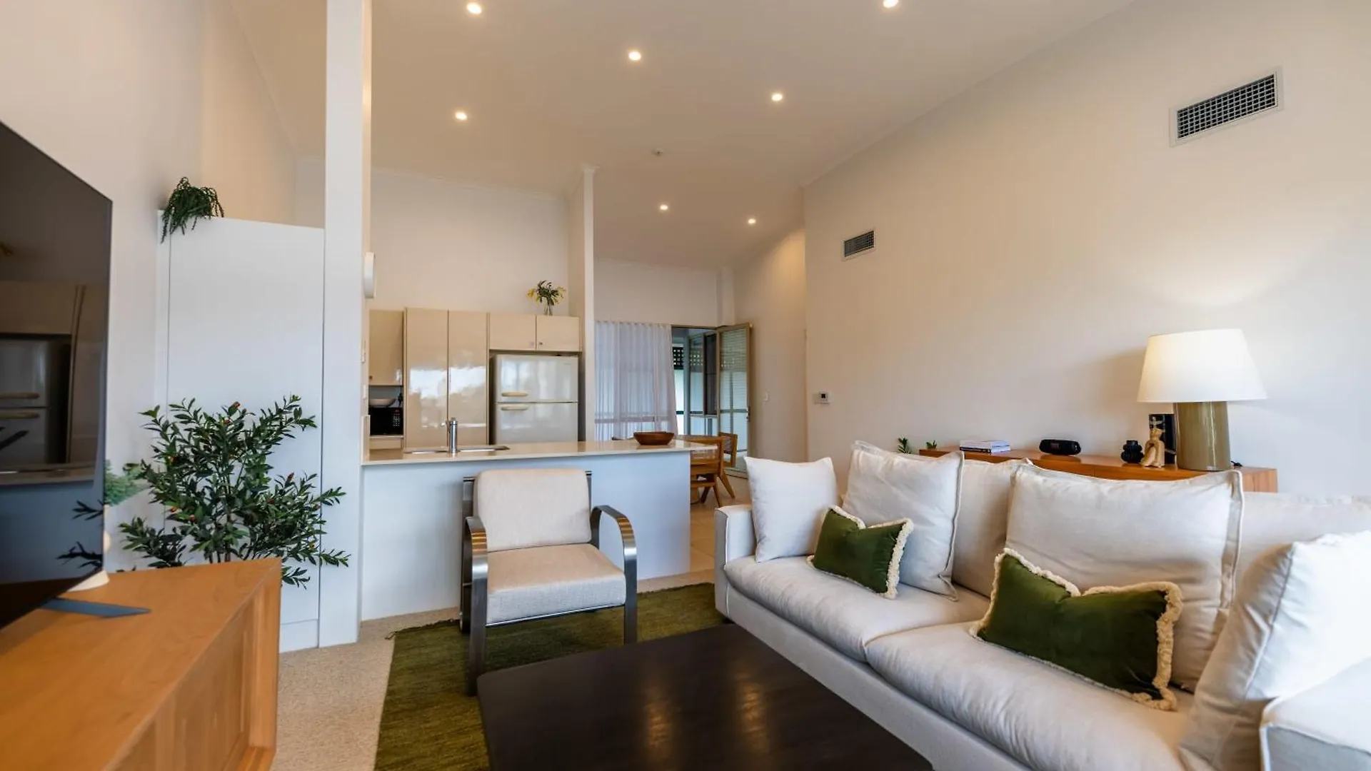 3 Bedrooms 2 Bathrooms Apartment W Parking & Pool Brisbane Australia