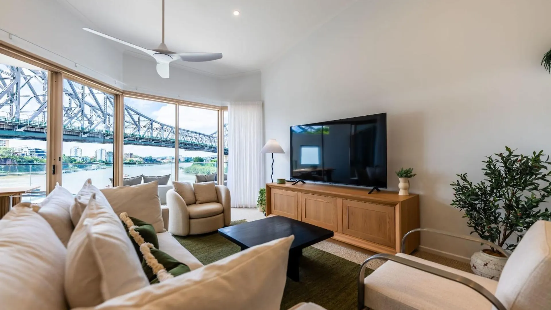 3 Bedrooms 2 Bathrooms Apartment W Parking & Pool Brisbane