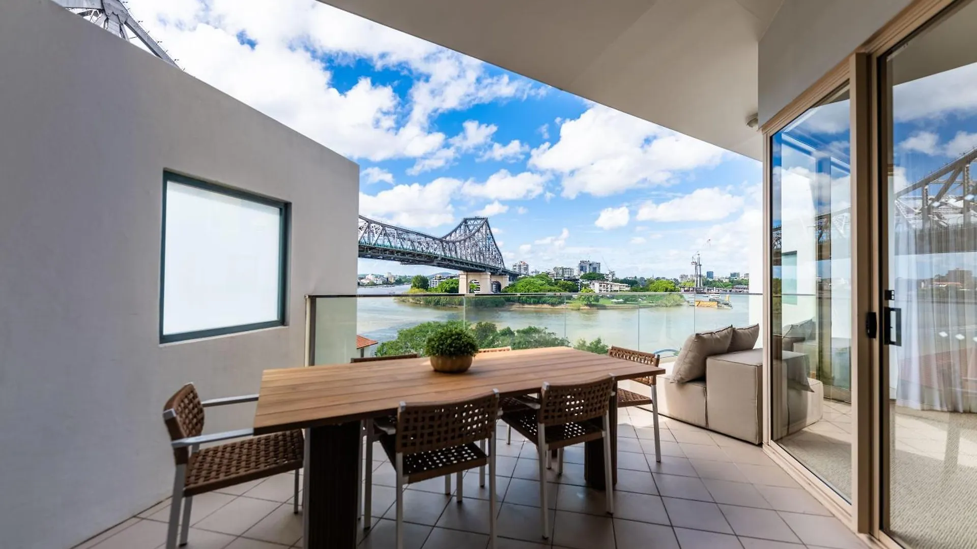 3 Bedrooms 2 Bathrooms Apartment W Parking & Pool Brisbane 0*,  Australia