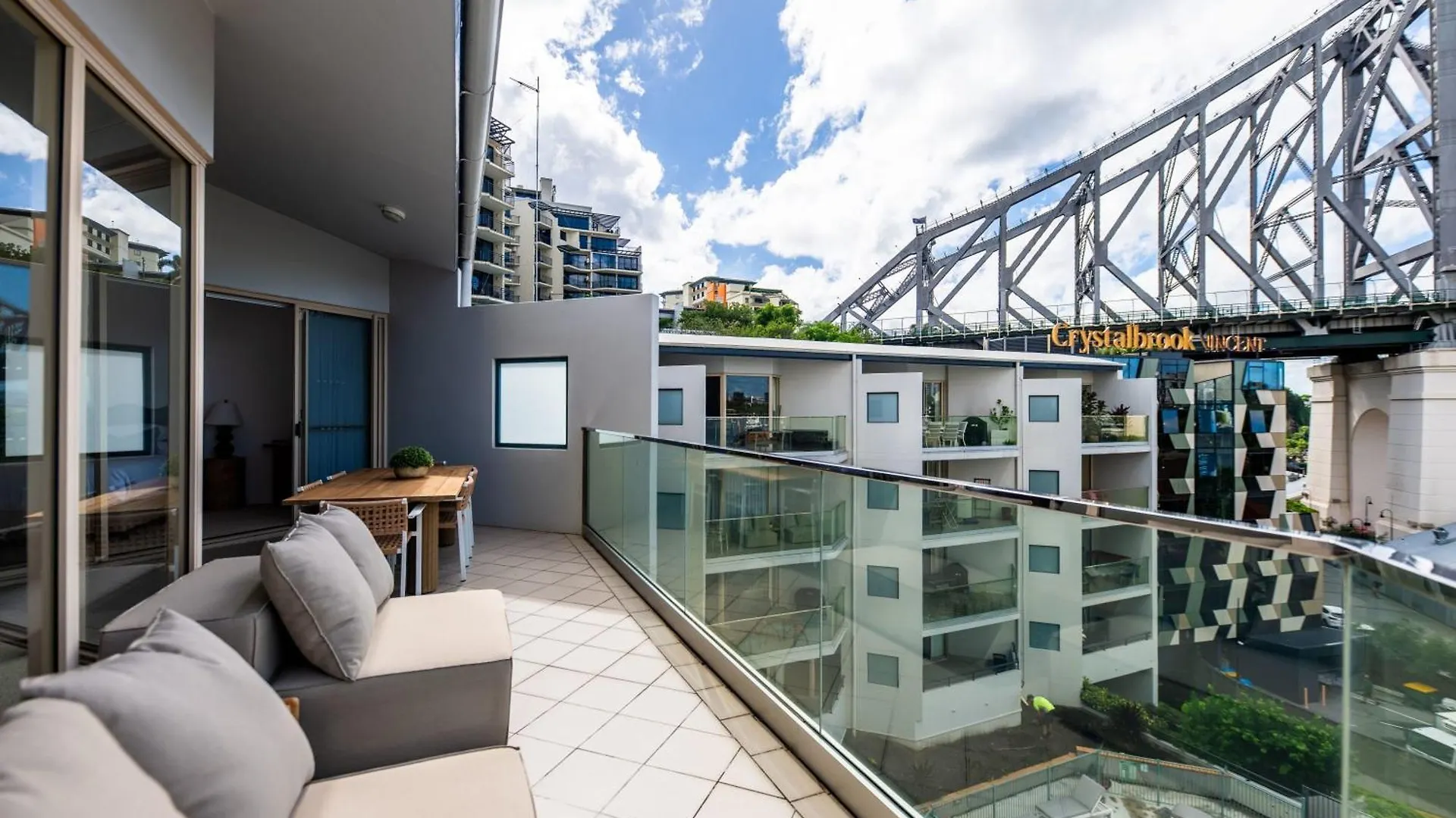 3 Bedrooms 2 Bathrooms Apartment W Parking & Pool Brisbane Australia