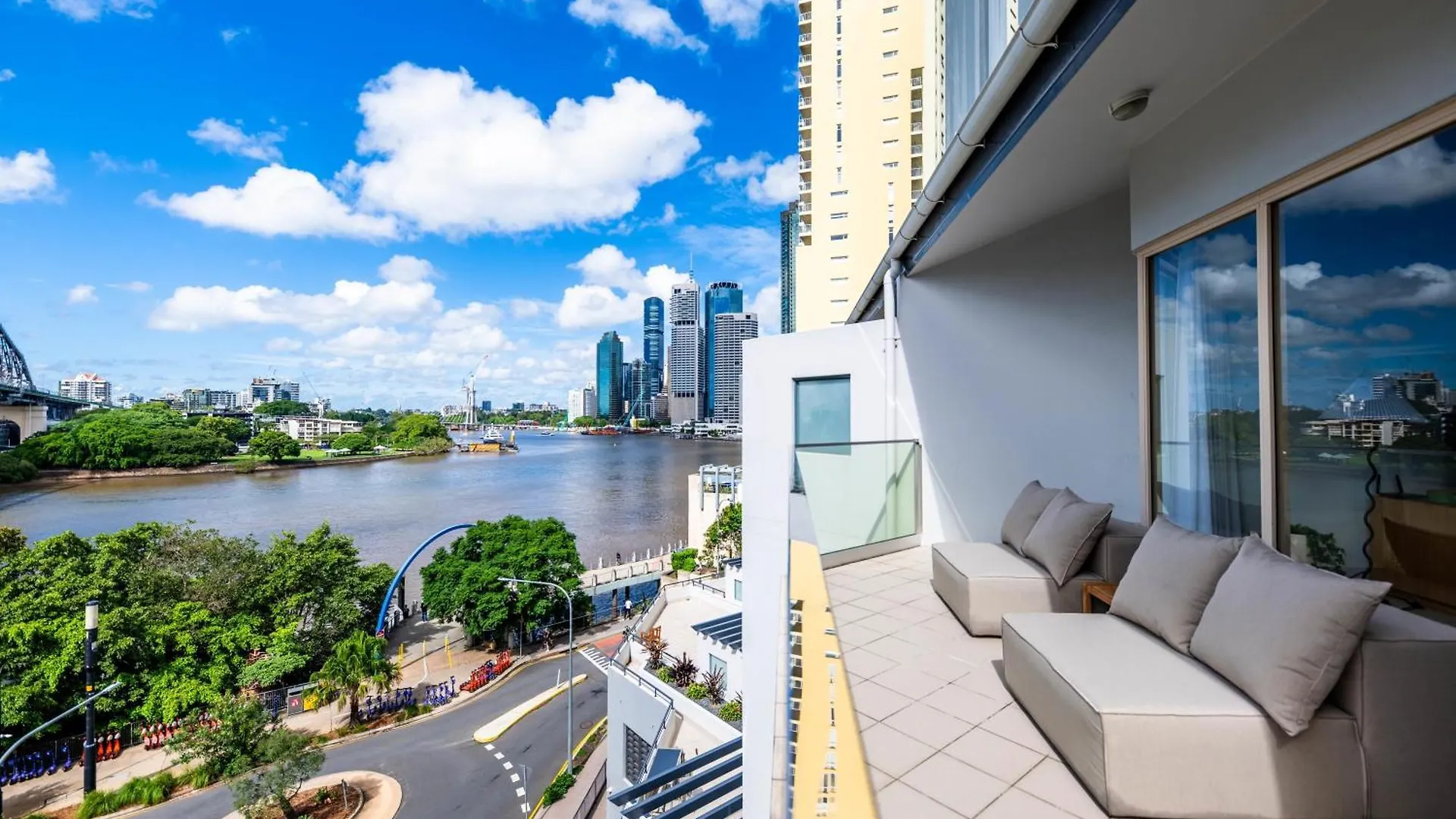 3 Bedrooms 2 Bathrooms Apartment W Parking & Pool Brisbane