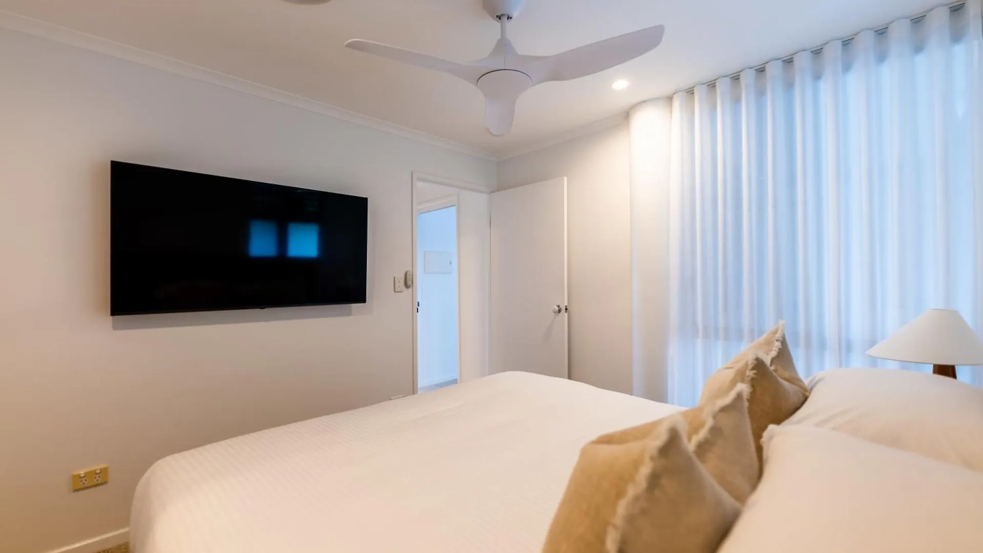 3 Bedrooms 2 Bathrooms Apartment W Parking & Pool Brisbane