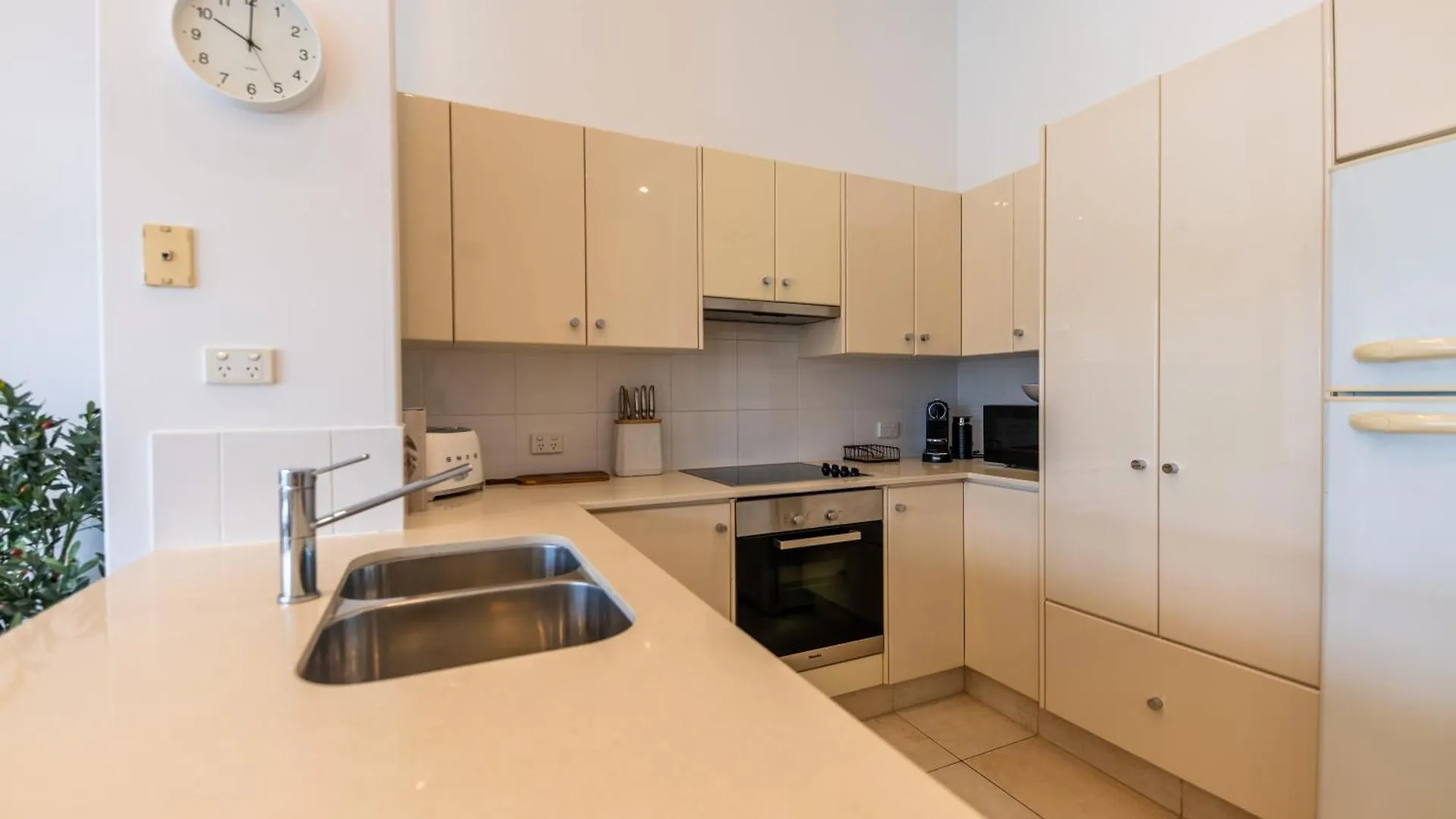 3 Bedrooms 2 Bathrooms Apartment W Parking & Pool Brisbane