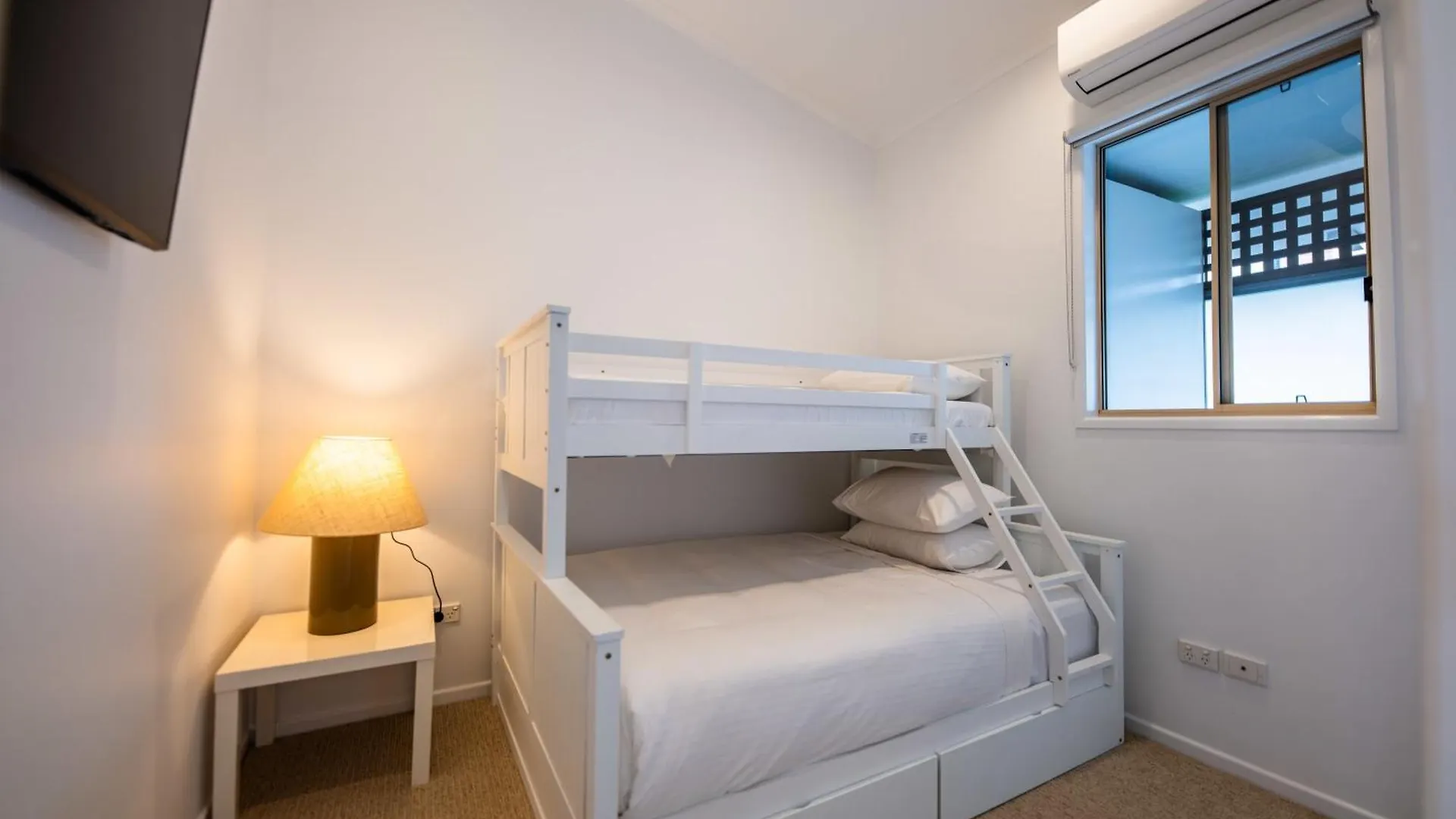 3 Bedrooms 2 Bathrooms Apartment W Parking & Pool Brisbane 0*,
