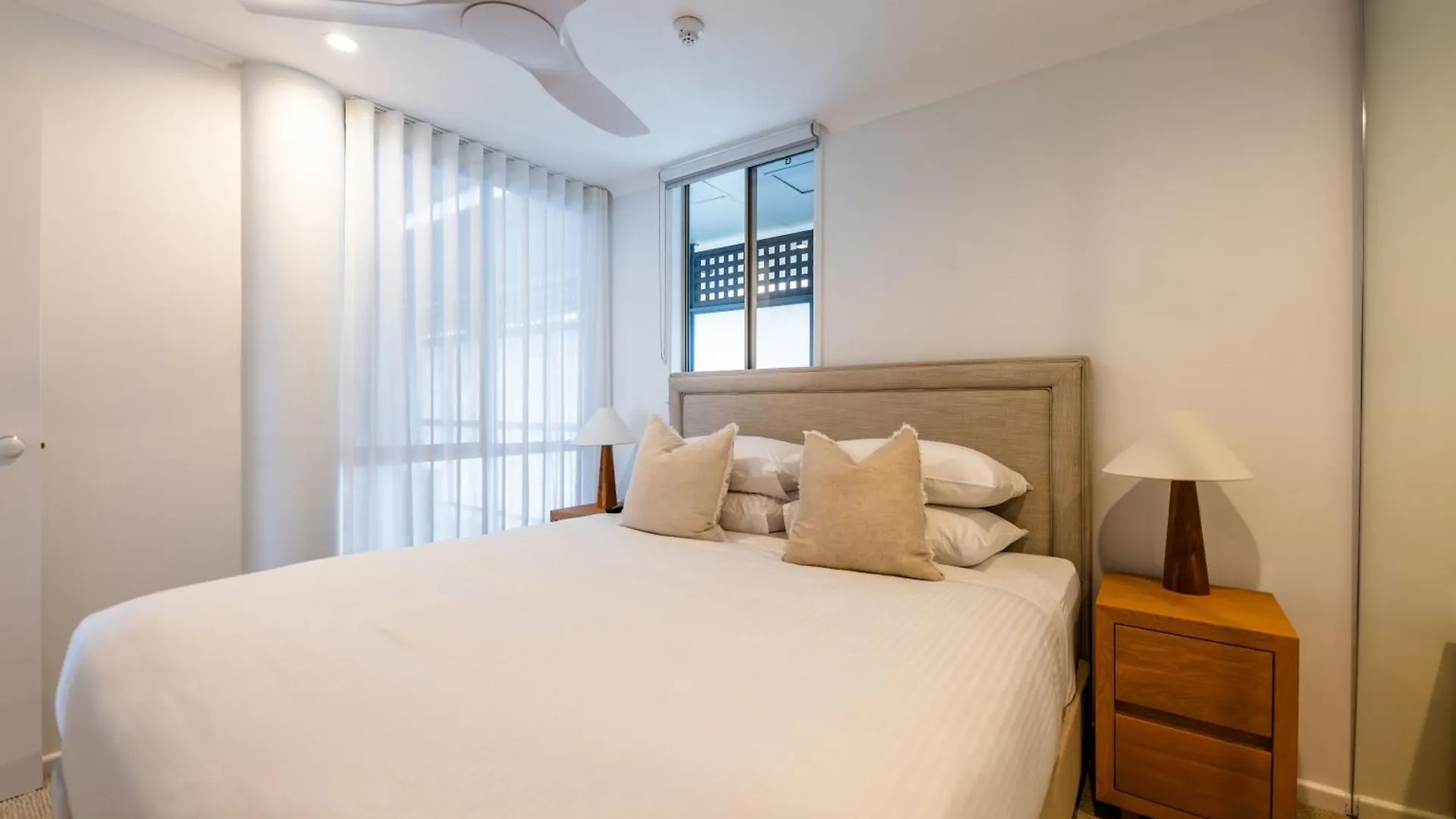 3 Bedrooms 2 Bathrooms Apartment W Parking & Pool Brisbane Australia