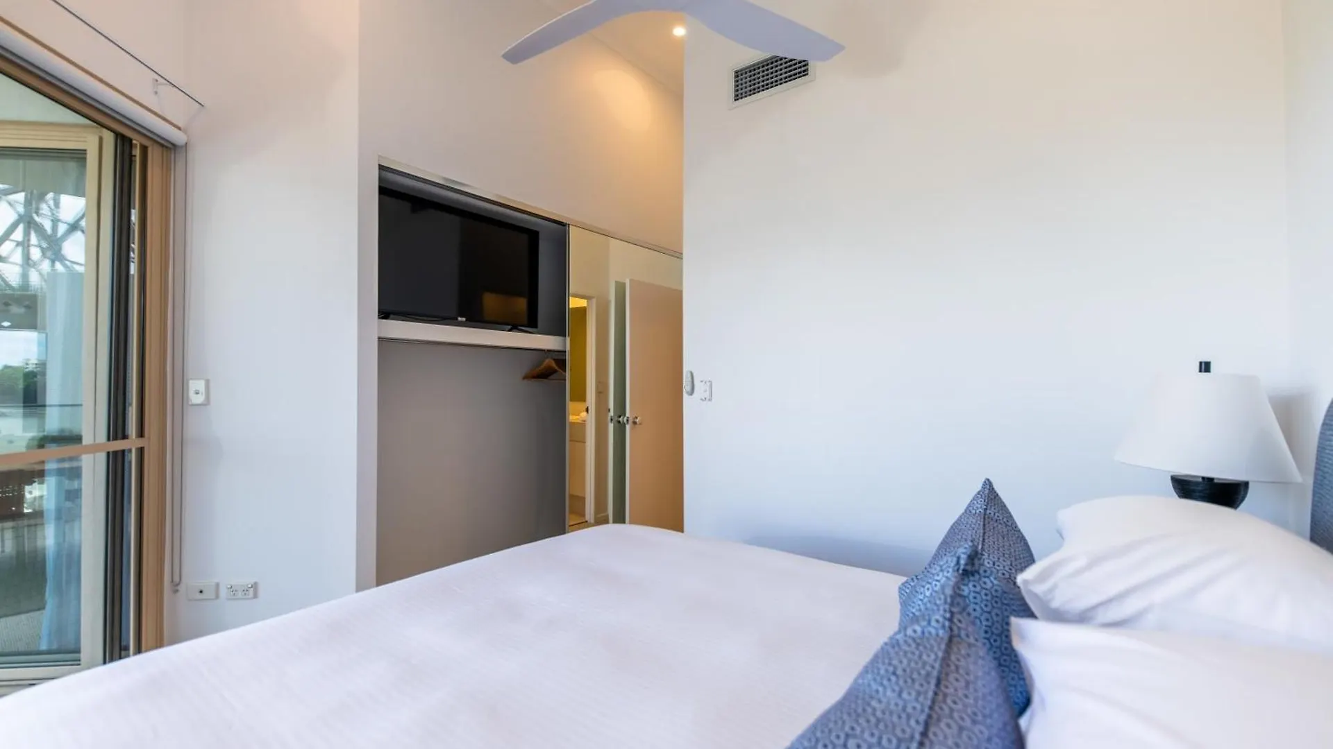 3 Bedrooms 2 Bathrooms Apartment W Parking & Pool Brisbane
