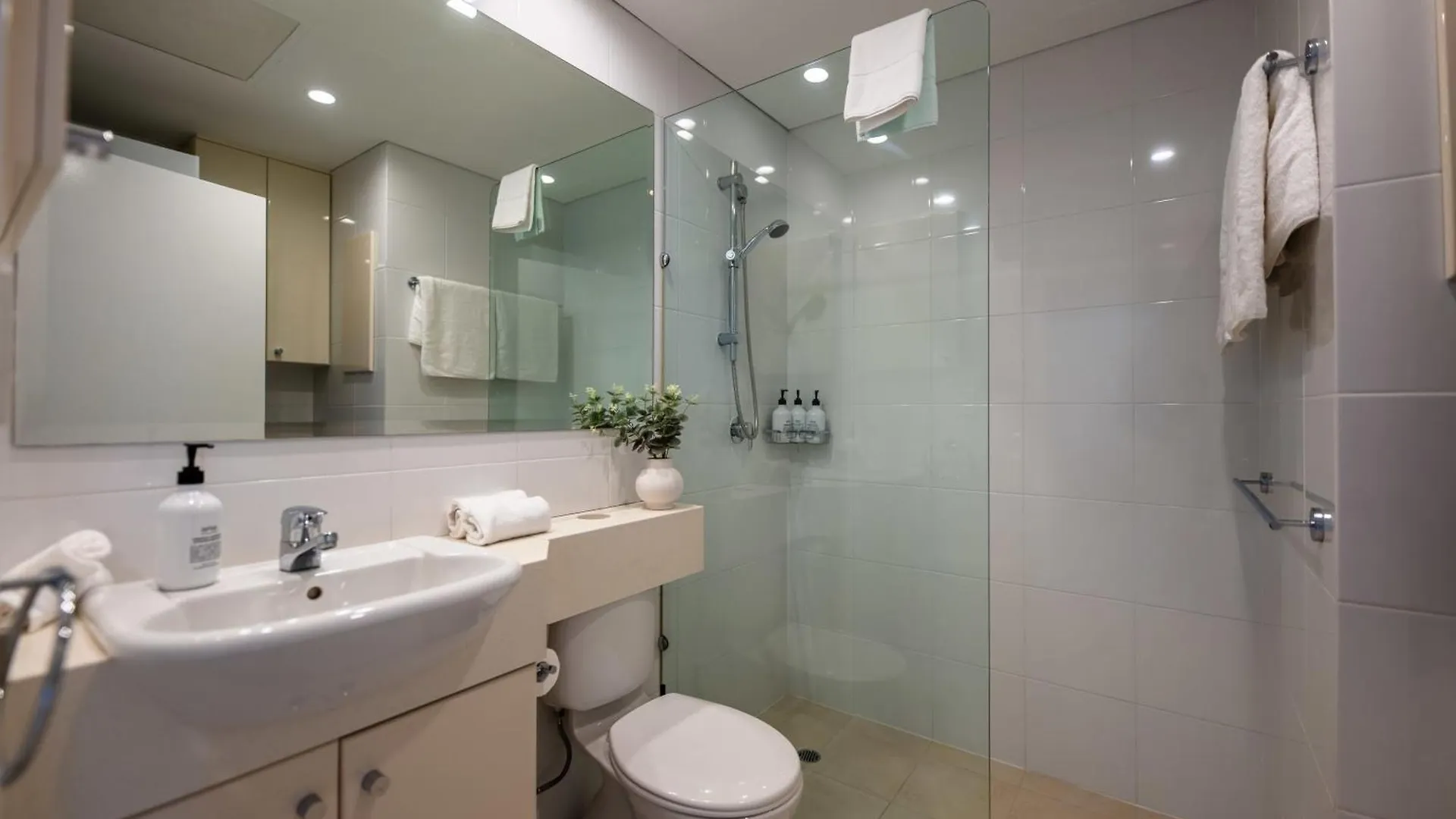 3 Bedrooms 2 Bathrooms Apartment W Parking & Pool Brisbane