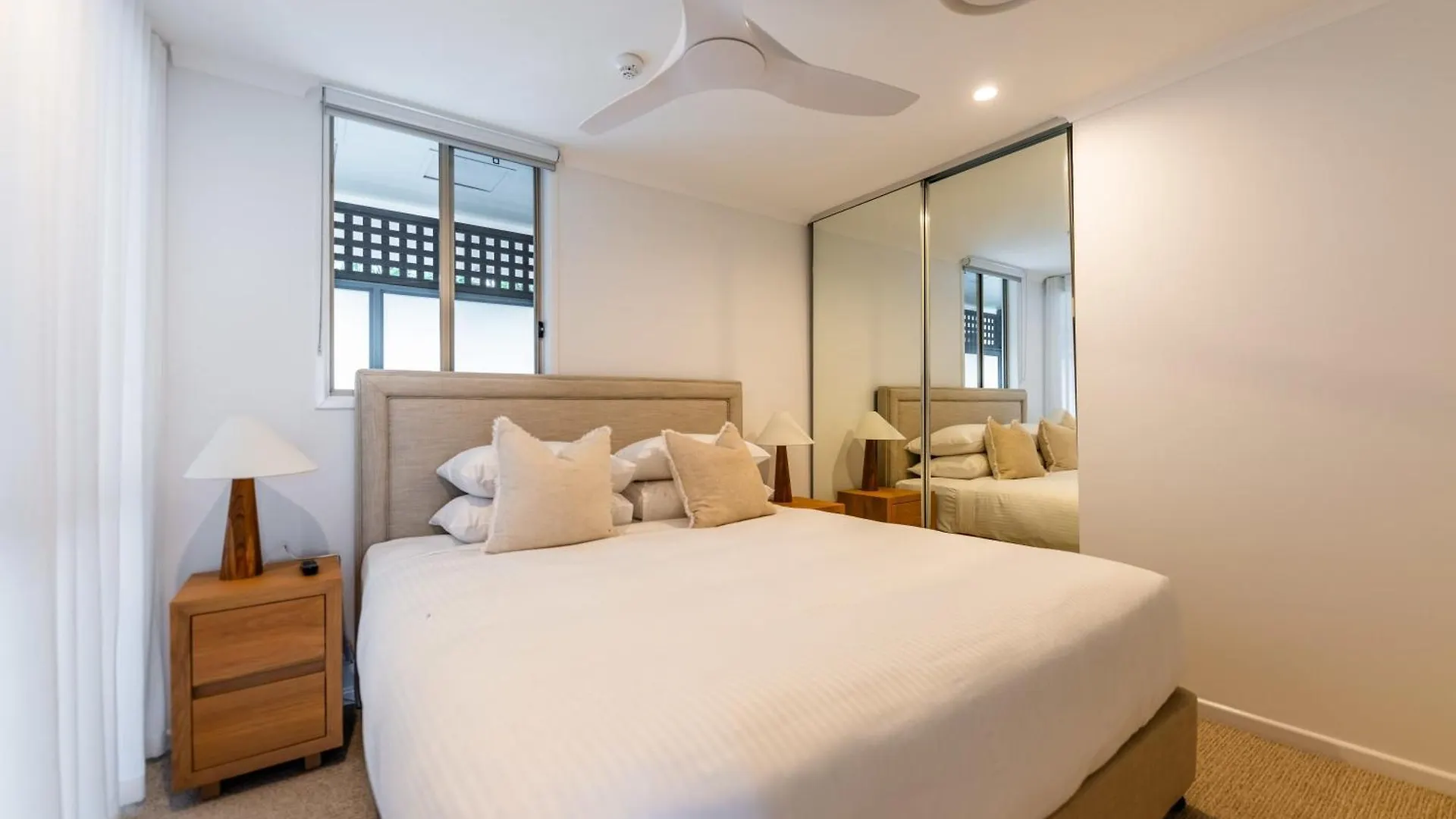 3 Bedrooms 2 Bathrooms Apartment W Parking & Pool Brisbane