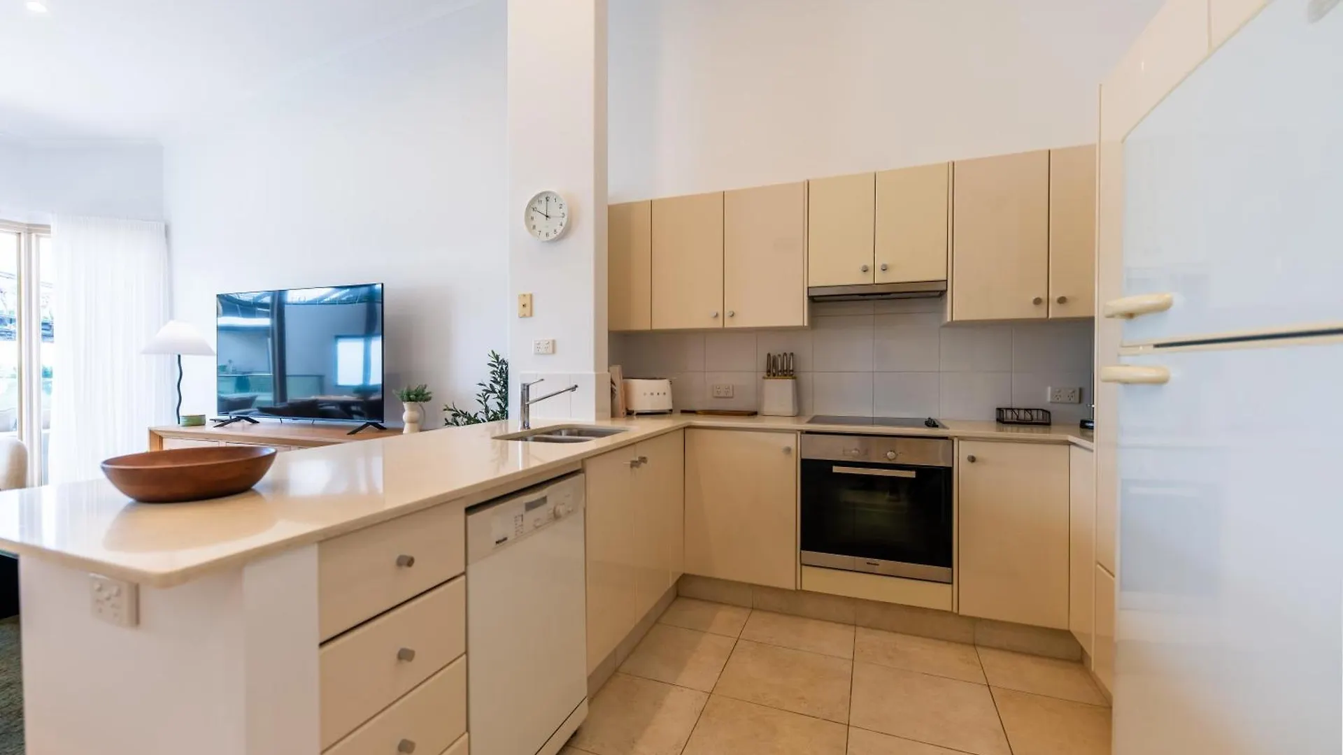 3 Bedrooms 2 Bathrooms Apartment W Parking & Pool Brisbane