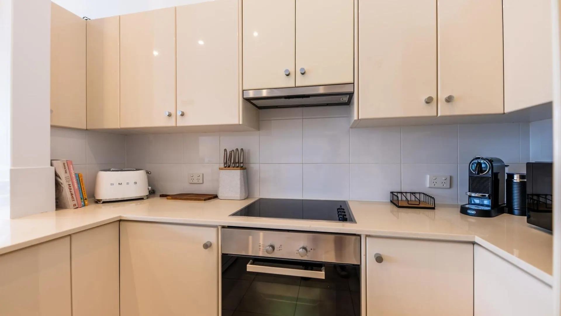 3 Bedrooms 2 Bathrooms Apartment W Parking & Pool Brisbane