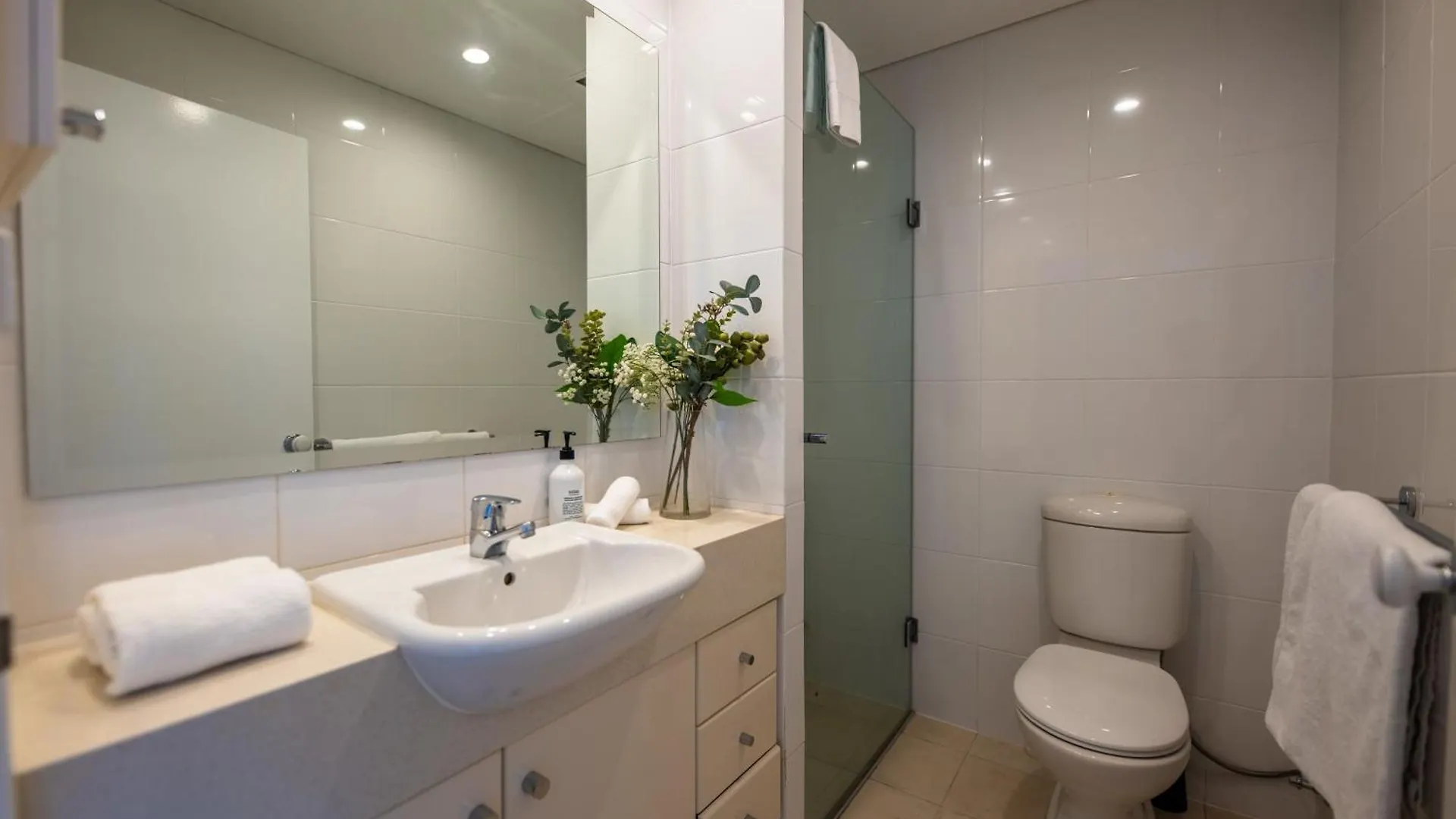 3 Bedrooms 2 Bathrooms Apartment W Parking & Pool Brisbane