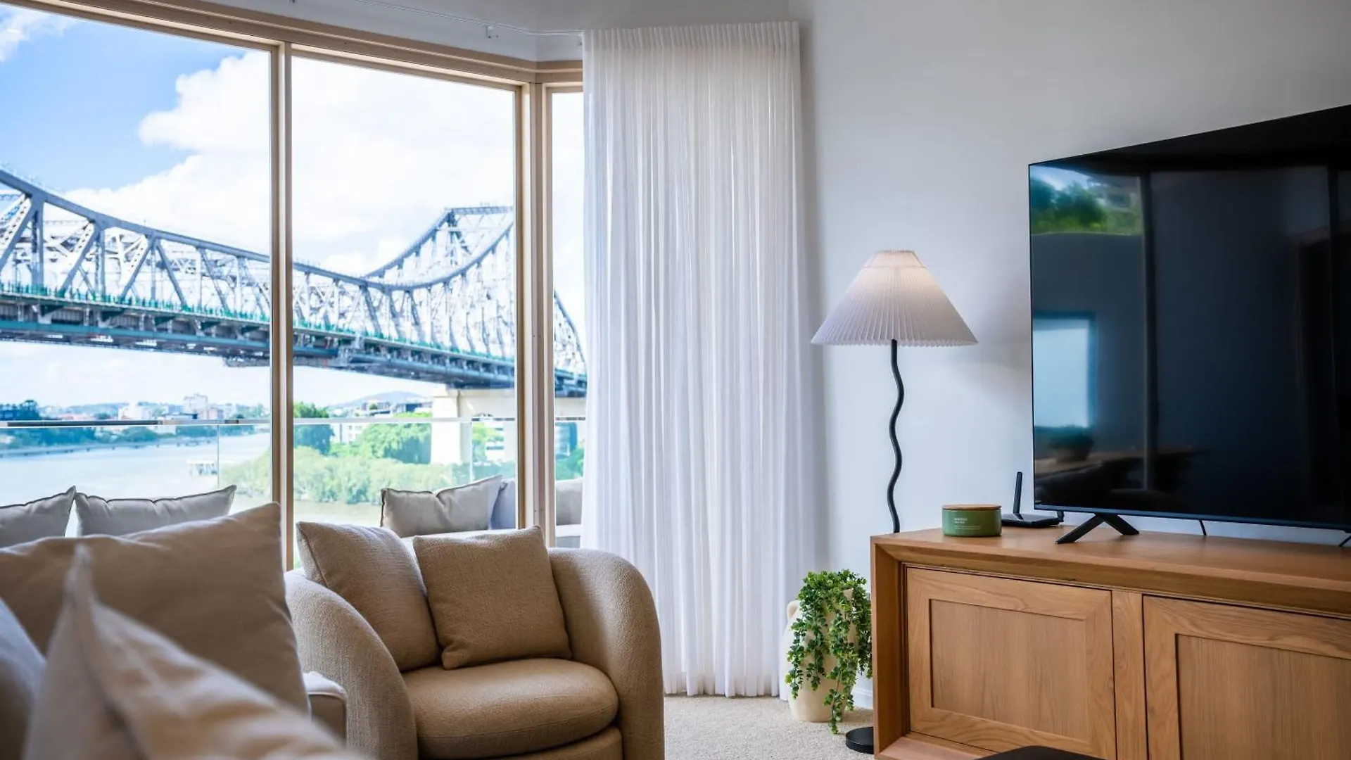 3 Bedrooms 2 Bathrooms Apartment W Parking & Pool Brisbane Australia