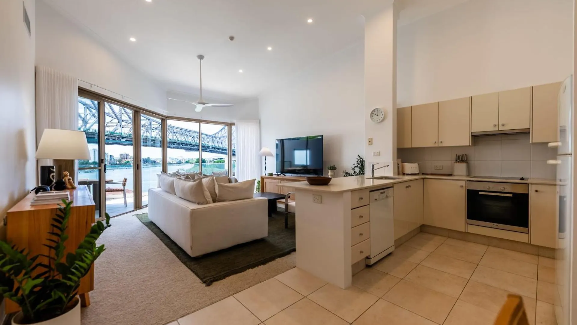 3 Bedrooms 2 Bathrooms Apartment W Parking & Pool Brisbane 0*,  Australia