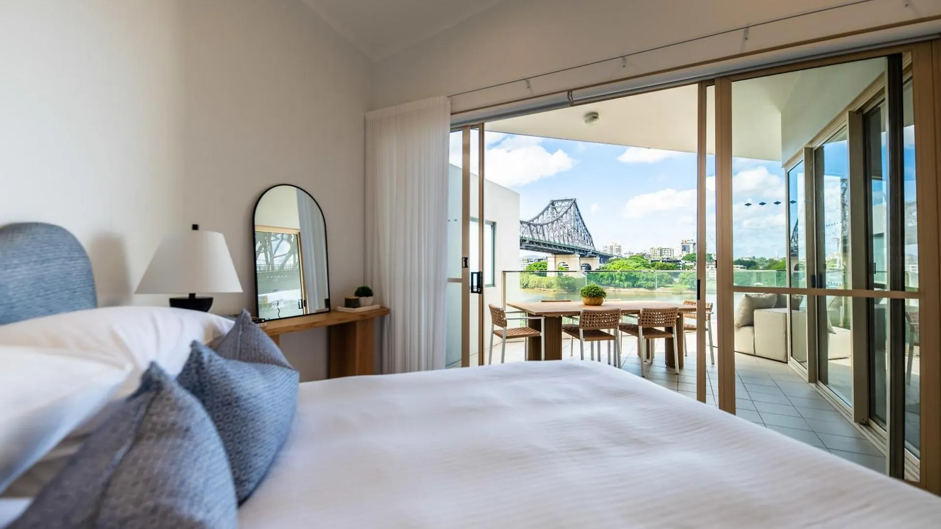 3 Bedrooms 2 Bathrooms Apartment W Parking & Pool Brisbane 0*,