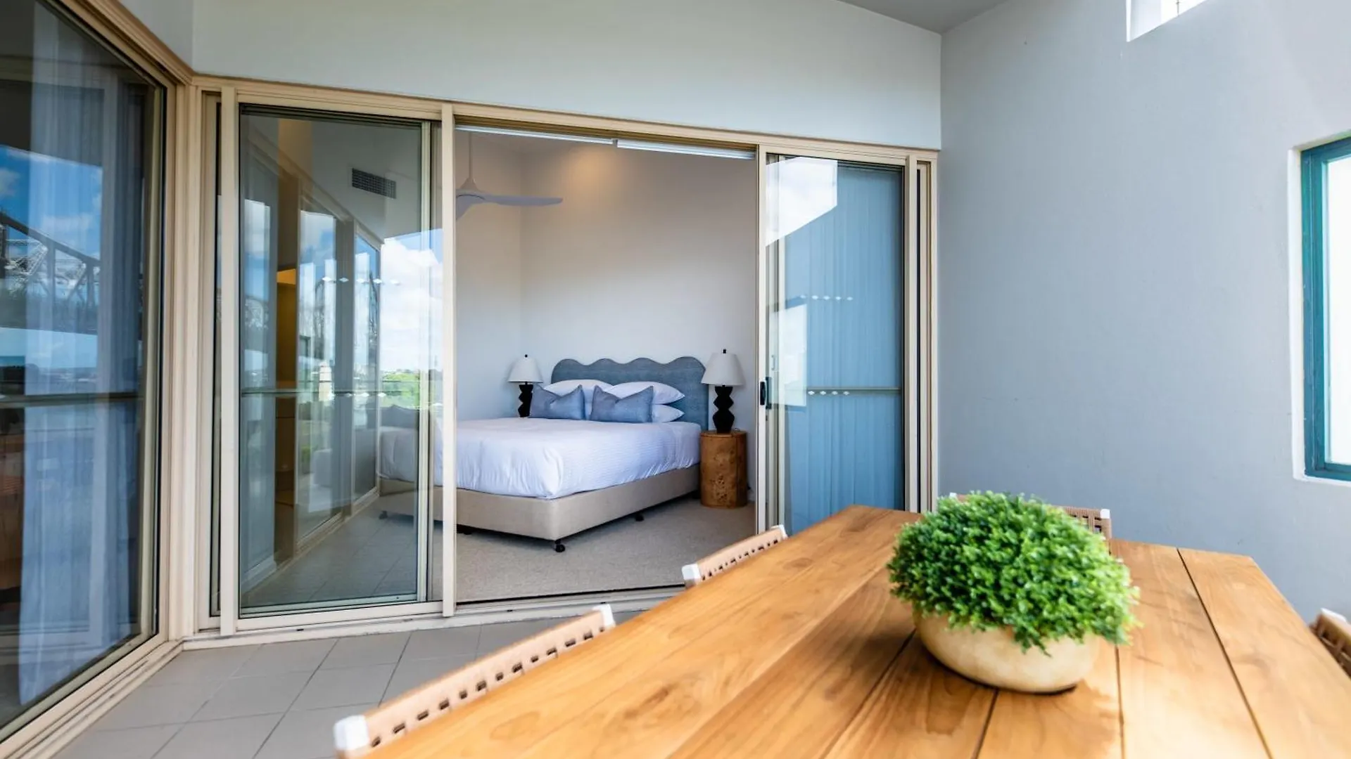 3 Bedrooms 2 Bathrooms Apartment W Parking & Pool Brisbane Australia