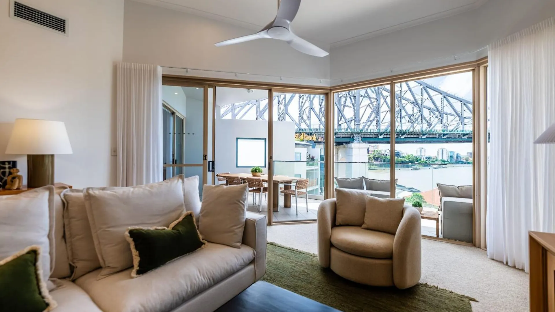 3 Bedrooms 2 Bathrooms Apartment W Parking & Pool Brisbane