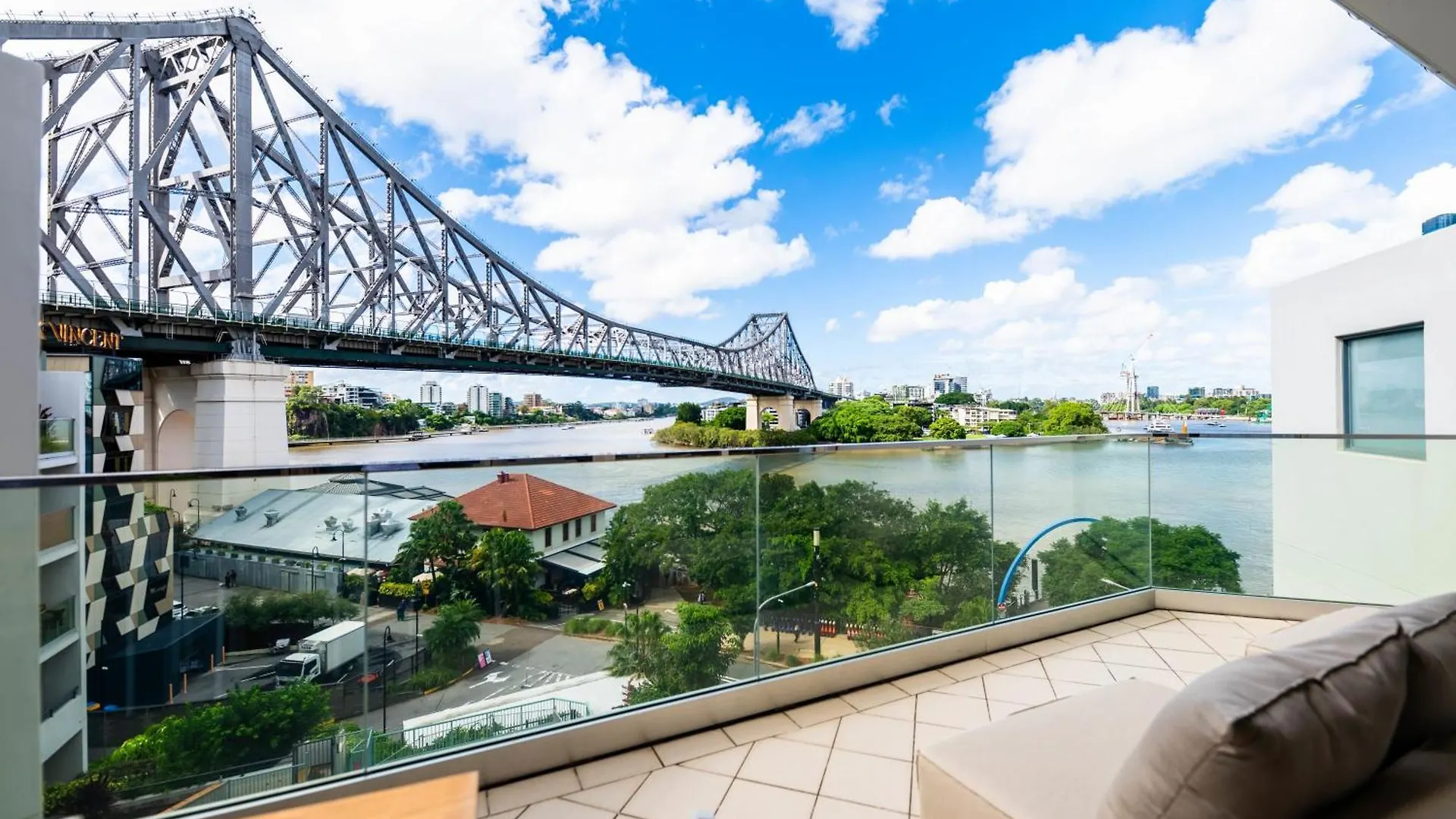 3 Bedrooms 2 Bathrooms Apartment W Parking & Pool Брисбен